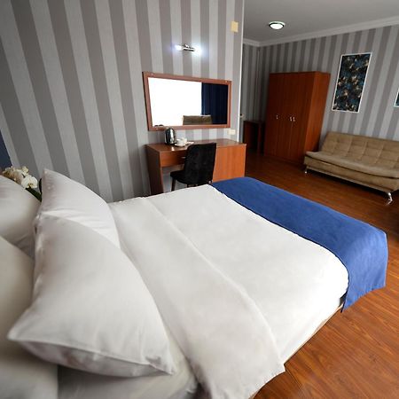 Aura Boutique Hotel Batumi Ruang foto